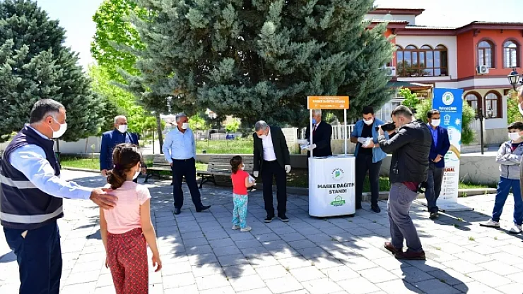 Yeşilyurt Belediyesi çocuklara maske dağıttı