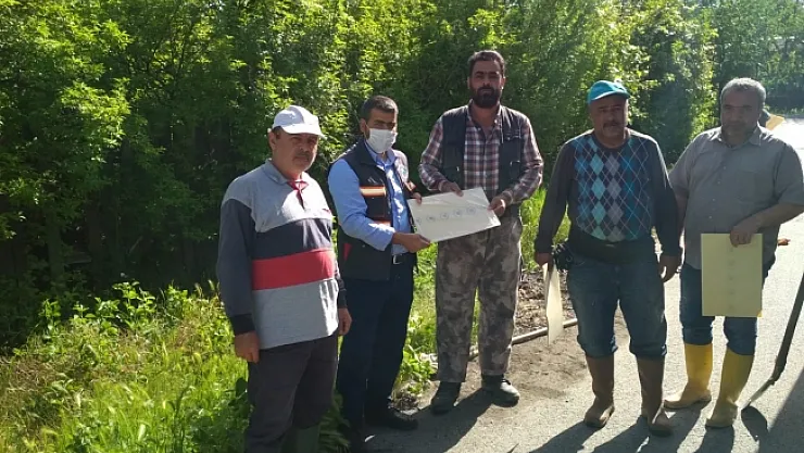 Yeşilyurt'ta çiftçilere sarı yapışkan tuzak dağıtılıyor