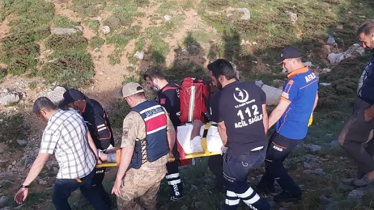 Yürüyüşe gittiği kayalıklardan düştü!