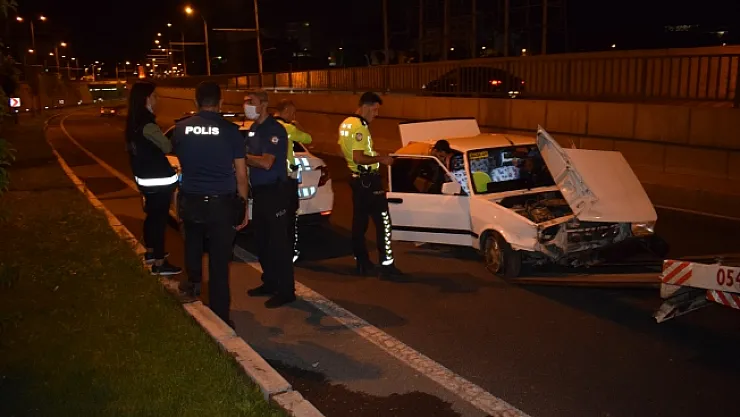 Alt geçitteki beton bariyerlere çarptı: 2 yaralı!