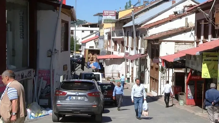 Deprem ile sarsılan ilçede hasarlı evler tespit ediliyor