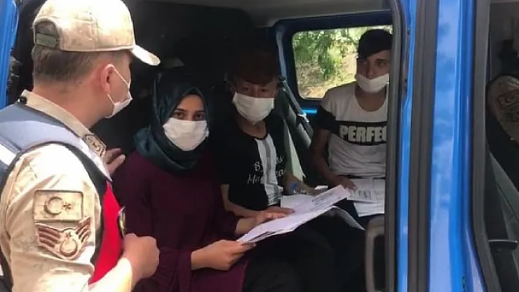 Kimliğini bulamayan öğrencilerin yardımına jandarma yetişti