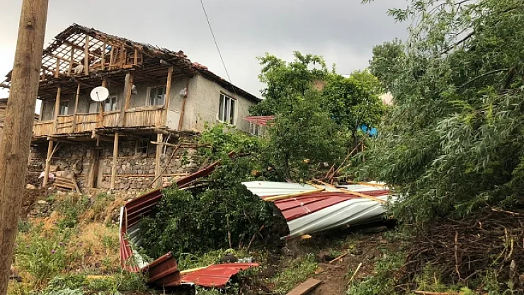 Malatya'da evlerin çatıları uçtu, elektrik direkleri devrildi!