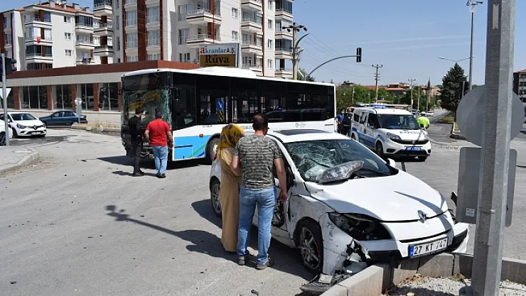 Malatya'da halk otobüsü ile otomobil çarpıştı: 2 yaralı