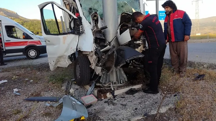 Malatya'da kamyonet direğe çarptı: 1'i ağır 2 yaralı