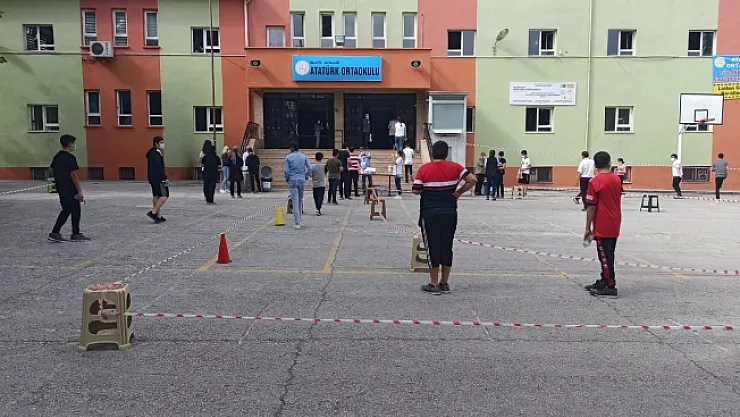 Malatya'da korona virüs önlemleri altında LGS sınavı