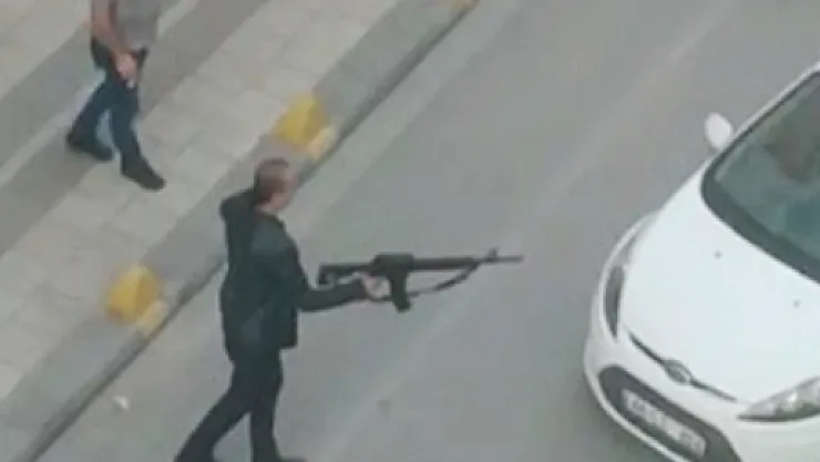 Silahla rastgele ateş açtı, polis faciayı önledi