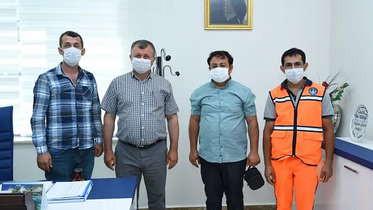 Temizlik görevlisinden örnek davranış! Para dolu cüzdanı sahibine teslim etti!