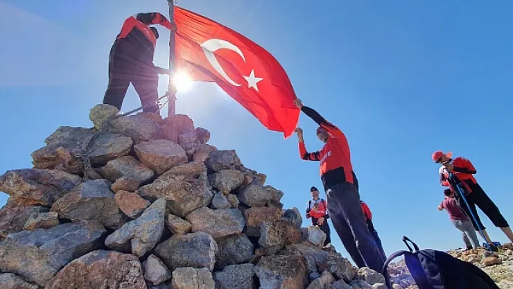 15 Temmuz şehitleri için Beydağı'na tırmandılar