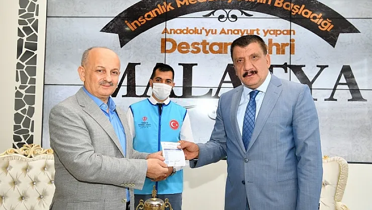 Başkan Gürkan, kurbanını Diyanet Vakfı'na bağışladı