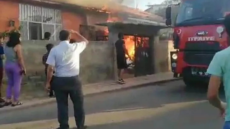 Evin bahçesinde çıkan yangın eve sıçradı! Korku dolu anlar...