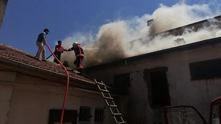 Fırının çatısı alev alev yandı! Yangın 2 saatlik çalışmayla söndürüldü!