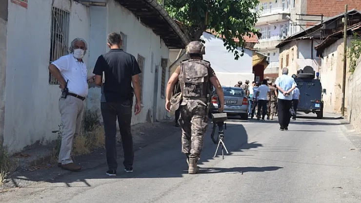 Kendini eve kilitleyen silahlı şahsa droneli operasyon!