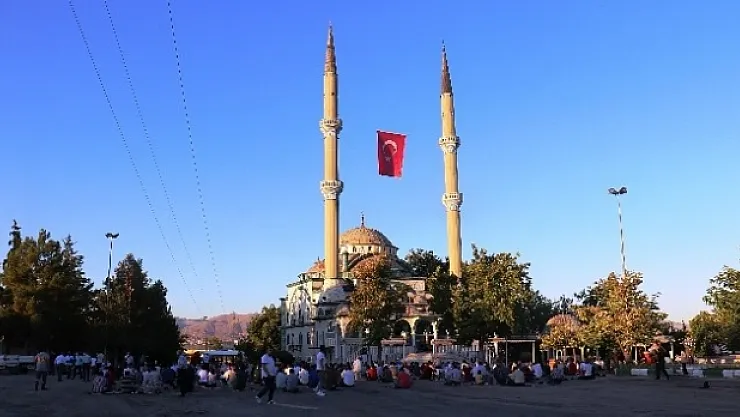 Malatya'da Bayram namazı sosyal mesafeli ve maskeli kılındı