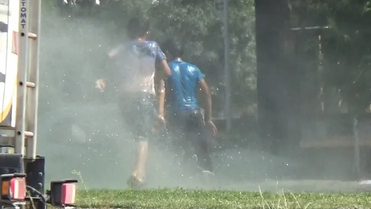 Malatya'da sıcaktan bunalan çocuklar fıskiye ile serinledi