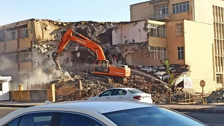 Malatya'daki eski SSK Hastanesi'nin yıkımı başladı