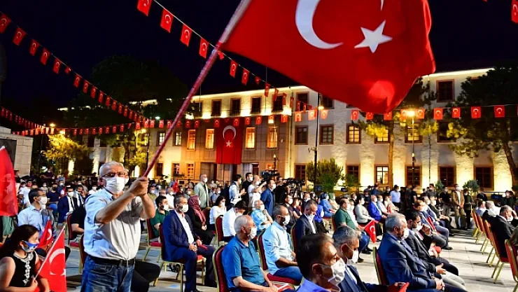 Malatyalılar 4 yıl önce olduğu gibi, 15 Temmuz'da yine meydanları doldurdu