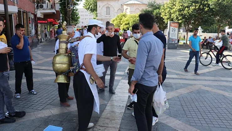 O içeceğe ilgi yoğun... Hem serinletiyor hem şifa veriyor!