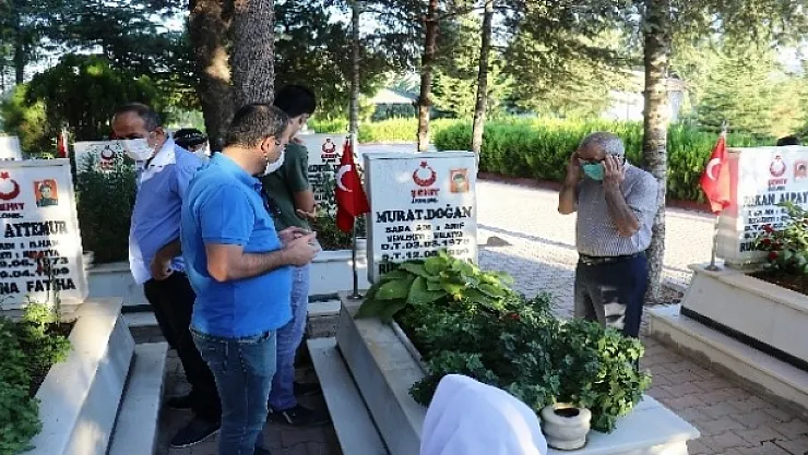 Şehitlikte buruk bayramlaşma...