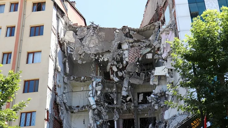 Ağır hasarlı binanın yıkımı sırasında yandaki binada çatlak oluştu…Apartman sakinleri çileden çıktı