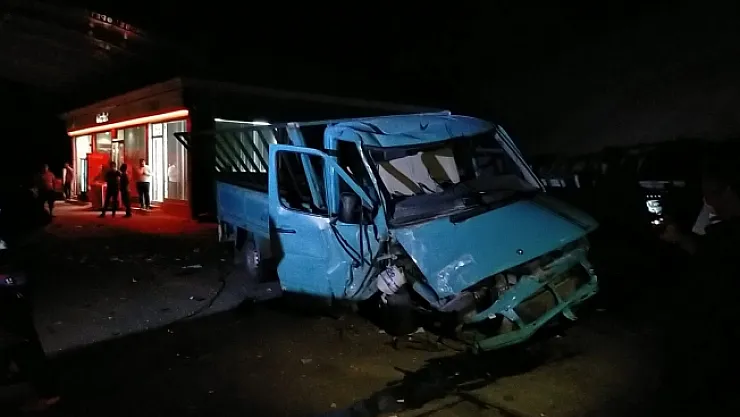 Facianın eşiğinden dönüldü! Kamyonet, akaryakıt istasyonuna daldı, ters döndü