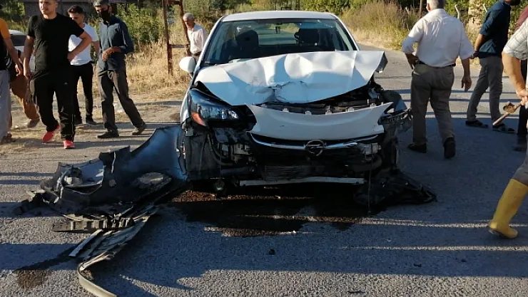 İki otomobil kafa kafaya çarpıştı: 5 yaralı!