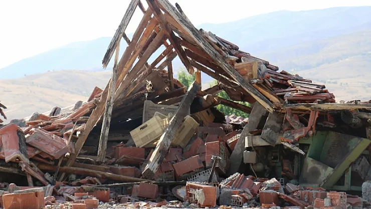 Pütürge'deki 5,2'lik depremde 6 ev ağır hasar aldı