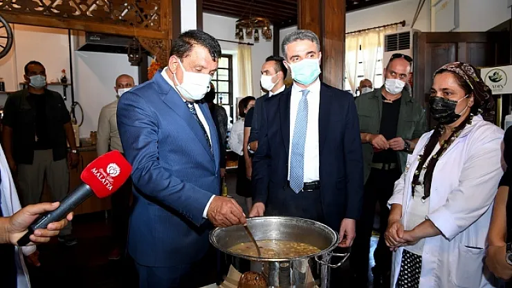 Vali Baruş ile Gürkan elleriyle aşure ikram etti