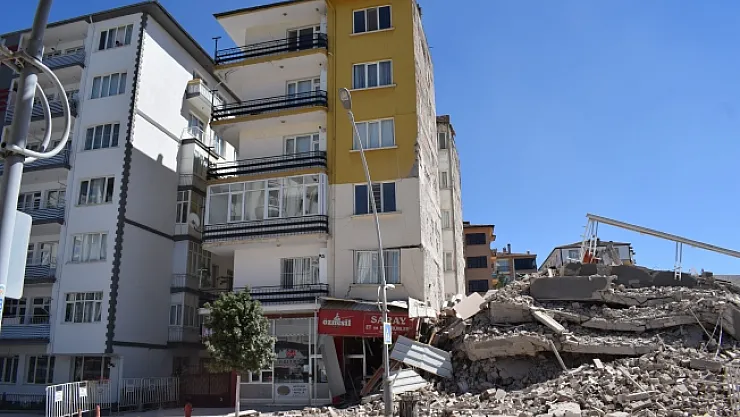 Yıkımı yapılan 6 katlı bina çöktü yan bina hasar gördü