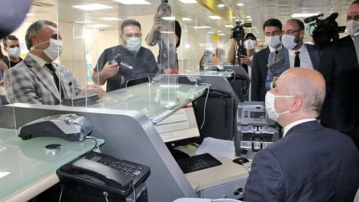 Bakan Karaismailoğlu, gişede vatandaşların işlemlerini yaptı  