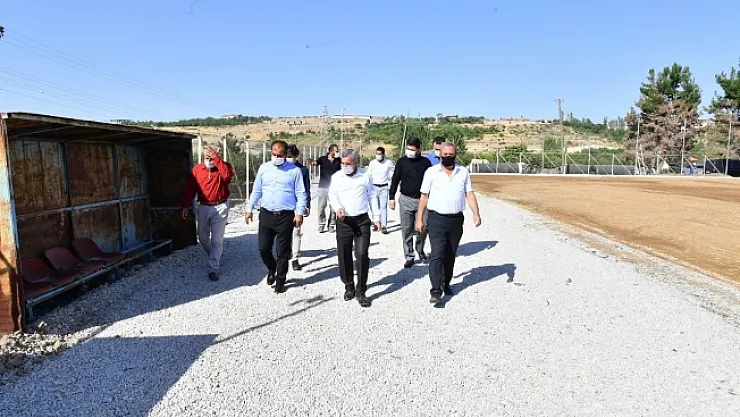 Başkan Çınar, yeni futbol sahasını inceledi