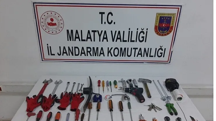 Baz istasyonundan akü çaldılar, fotokapandan tespit edildiler!