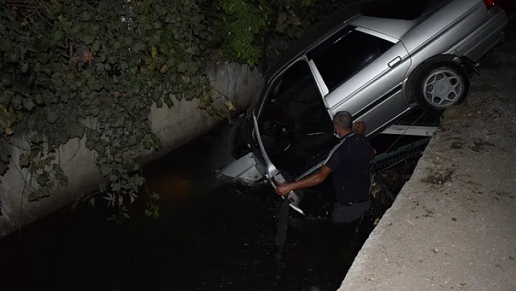 Kanala uçan araçtan burnu kanamadan çıktı