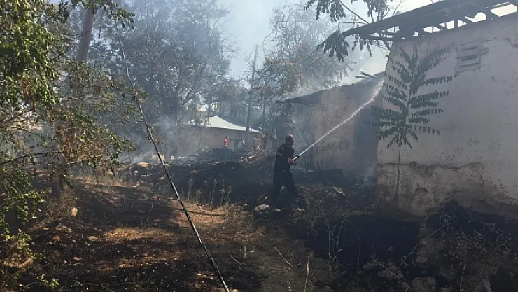 Malatya'da şiddetli rüzgar çatı uçurdu, yangına neden oldu