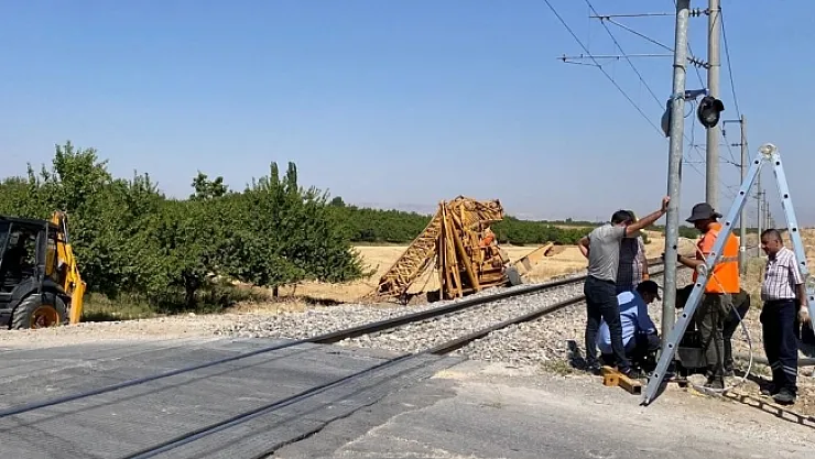 Korkunç kaza! Malatya'da yük treni hemzemin geçitte TIR'a çarptı!