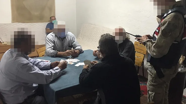 Covid-19'a rağmen kahvehanede oyun oynayanlara ceza