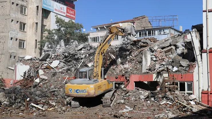 Depremden etkilenen Kız Meslek Lisesi'nin ek binasında yıkım başladı