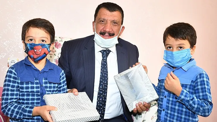 Gürkan'dan öğrencilere tablet sürprizi