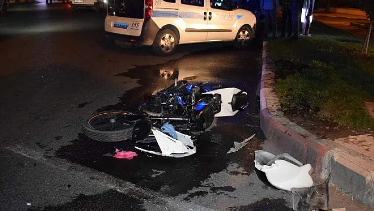 Otomobille çarpışan motosiklet hurdaya döndü: 1 yaralı