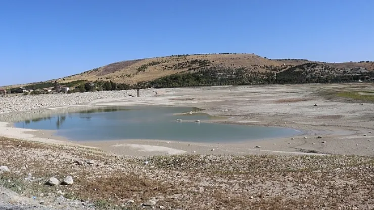 Pınarbaşı Göleti'nde korkutan görüntü! Sular çekildi...