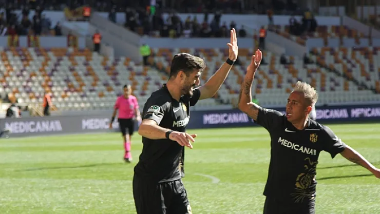 Cueva'nın eşinden Hamzaoğlu'na sert tepki! &quotSorunun mu var?