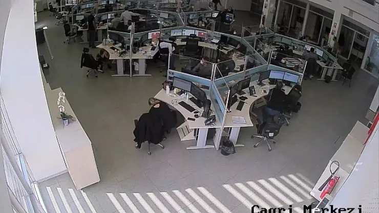 Depremin kahramanları... Herkes dışarı onlar içeri kaçtı