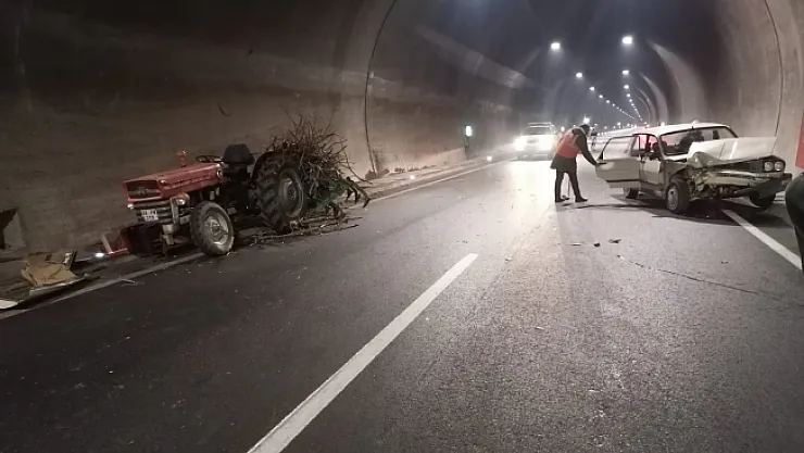 Erkenek Tüneli'nde kaza! Otomobil ile traktör çarpıştı: 3 yaralı!