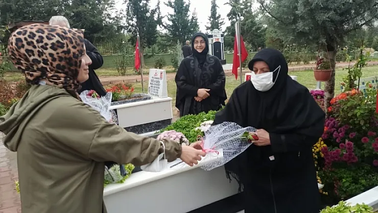 Her şehit için bir fidan toprakla buluşturuldu