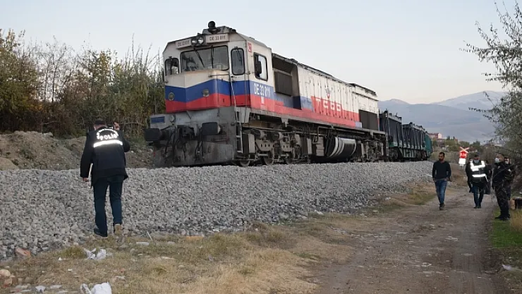 Malatya'da tren faciası! Rayların üzerinde emekleyen yaşlı kadına çarptı!