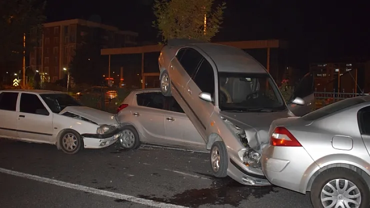 Malatya'da zincirleme kaza: 6 araç birbirine girdi!