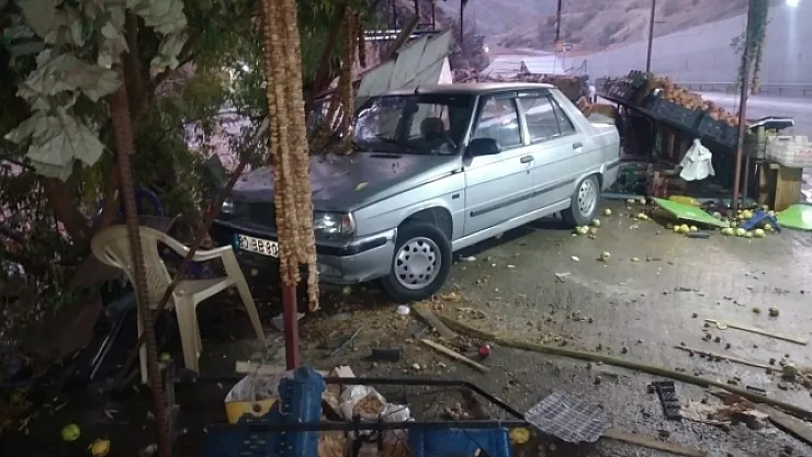 Otomobil dinlenme tesisine girdi, maddi hasar oluştu