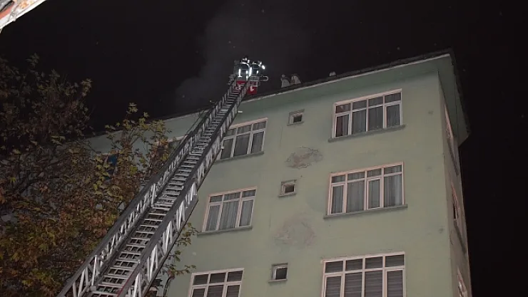 Malatya'da 5 katlı bir apartmanın çatısında korkutan yangın