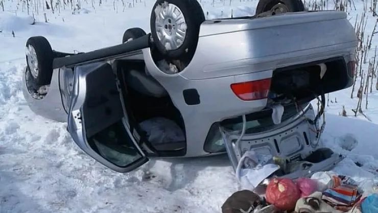 Buzlu yolda kayan araç şarampole yuvarlandı... 2 yaralı