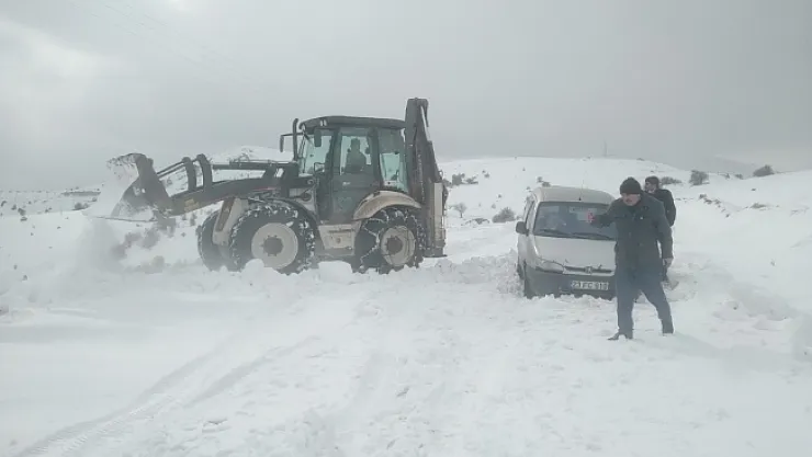 Karda yolda kalan öğretmenlerin imdadına Büyükşehir ekipleri yetişti